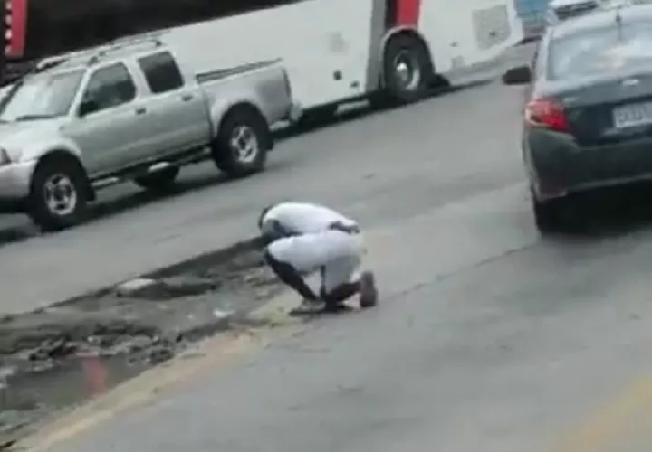 Captura del video en que el buhonero recibió una herida mortal en el pecho con un arma blanca en San Miguelito. 