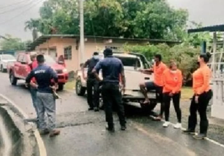 A las labores de rescate se han unido lugareños con sus botes. Foto: Diómedes Sánchez S.
