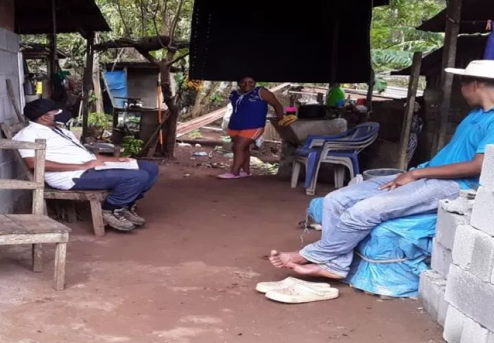 MiAmbiente realiza una serie de encuestas en El Chileno de Capira, para poner en marcha el programa de estufas ecológicas. Foto: Eric Montenegro