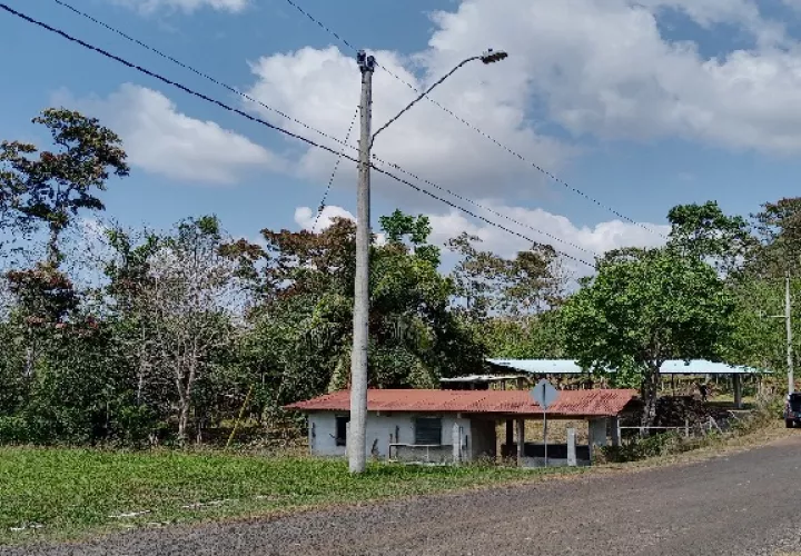 Proyecto de tendido eléctrico debe interconectarse con la red proveniente de El Zaino y La Humildad, no obstante el sistema eléctrico hacia esas comunidades presenta deficiencias. Foto: Eric Montenegro