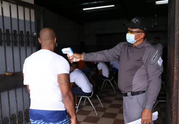 La toma de temperatura es obligatoria en los centros penitenciarios. 