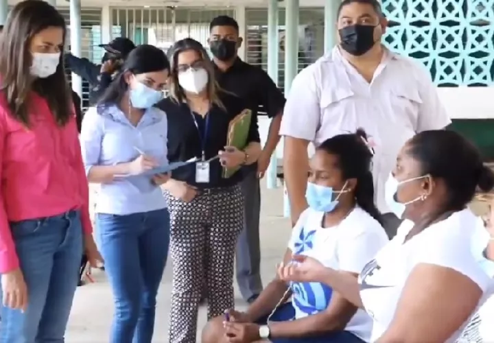 El fin de semana pasado, la ministra de Gobierno, Janaina Tewaney (izquierda) visitó la Cárcel de Mujeres para conocer su condición.