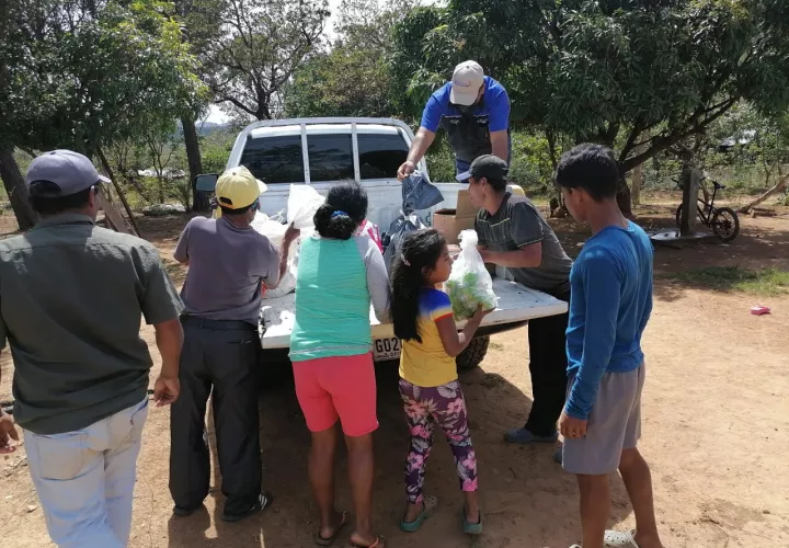 Funcionarios del Mides en Veraguas llevaron bolsas con  alimentos y ropas a los afectados. Foto: Melquiades Vásquez 