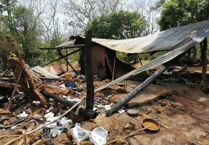 Funcionarios del Mides en Veraguas llevaron bolsas con  alimentos y ropas a los afectados. Foto: Melquiades Vásquez 