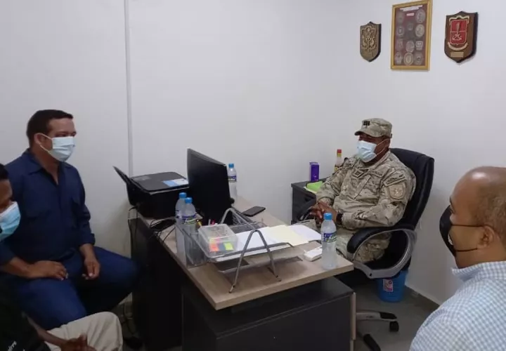 El alcalde Darinel Domínguez, se reunió con Carlos Pérez, capitán del Senan. Foto: Diómedes Sánchez S.