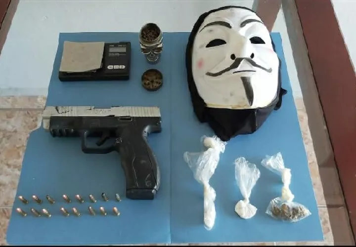 Én el corregimiento de La Concepción, las autoridades encontraron sustancias ilícitas, además de una pesa digital, 16 municiones, un arma de pellets, un triturador plástico y una máscara. Foto: José Vásquez