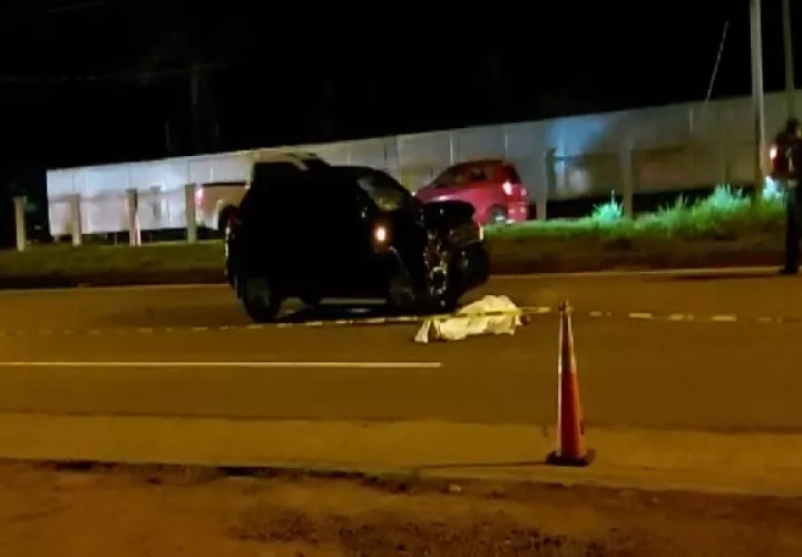 En el lugar del accidente funcionarios de varias entidades recopilaron información para deslindar responsabilidades en el accidente. Foto: Mayra Madrid