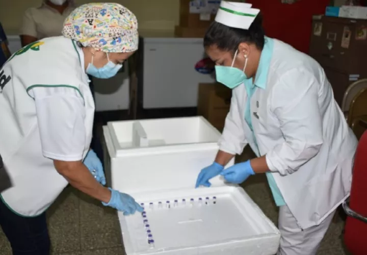 A Chiriquí llegaron 978 dosis de la vacuna de la farmacéutica Pfizer, con la cual se pretende culminar la segunda aplicación de la fase uno. Foto: José Vásquez