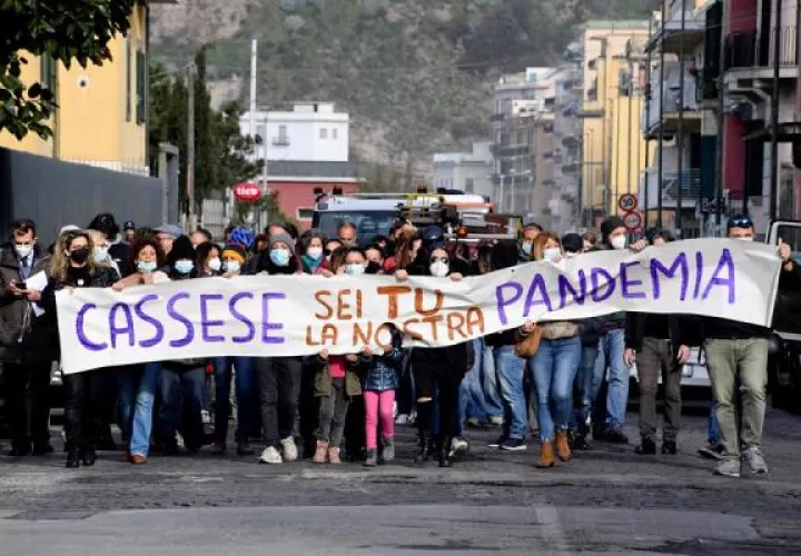 Alumnos de la escuela Madonna Assunta del distrito de Bagnoli, en Nápoles, protestan contra los métodos de regreso a las clases, este miércoles 7 de abril.
