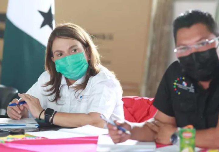 La ministra Maruja Gorday de Villalobos estuvo ayer en Hato Chamí conversando con la comunidad educativa sobre conectividad y mejoras a las escuelas del área. 