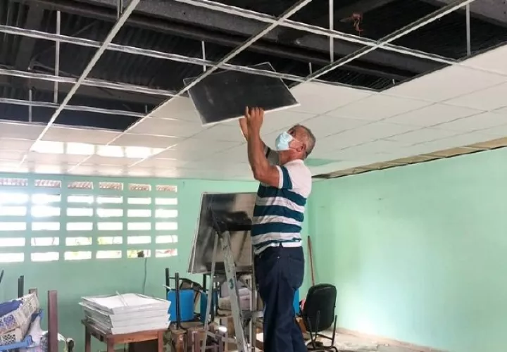 Reparaciones que se realizan en la escuela Sabana Grande, en Pesé, Herrera. Foto: Cortesía de Meduca