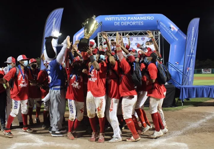 Jugadores de Coclé celebran con el título de camopeón. Foto:Fedebeis