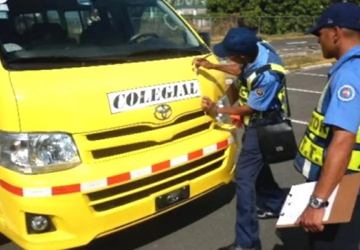 Propietarios de colegiales temen perder sus buses, debido que no pueden pagar los préstamos. Foto: Thays Domínguez