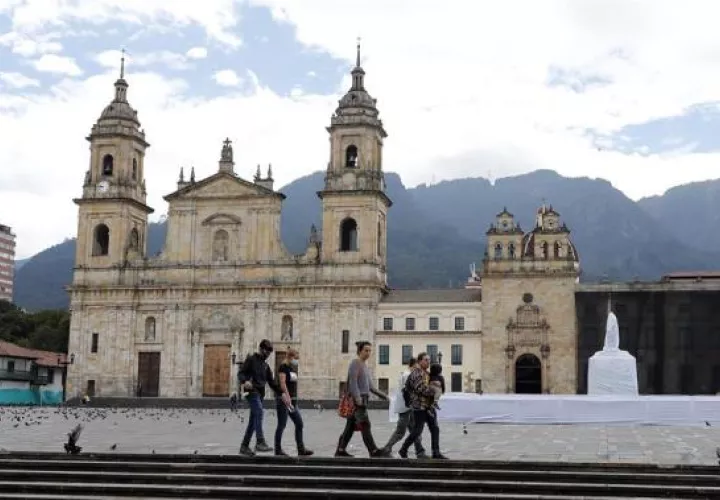 Turistas caminan hoy por el centro histórico de Bogotá (Colombia).