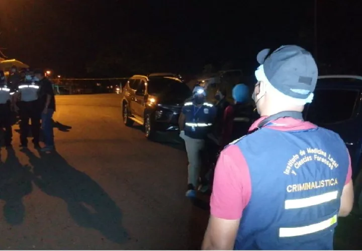 El taxi en el que viajaban las víctimas fue interceptado por otro vehículo, desde el que empezaron a dispararles. Foto: Diomedes Sánchez 