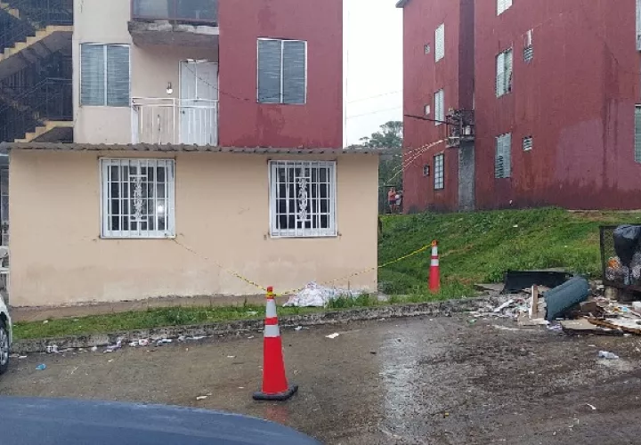 El cuerpo de Cristhian Ríos Santamaría, fue trasladado a la morgue Judicial de Colón. Foto:Cortesía