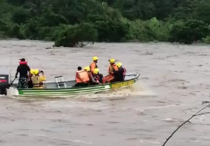  Se envió personal rescatista de Chiriquí para apoyar las labores de búsqueda de las personas desaparecidas. Foto: Mayra Madrid