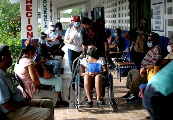Varias personas esperan para recibir la primera dosis de la vacuna Pfizer contra la covid-19 en La Chorrera. Foto: EFE