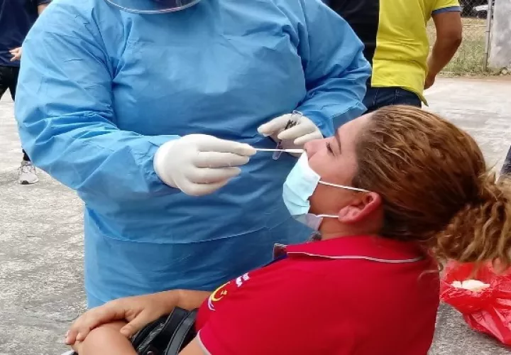El Equipo de Respuesta Rápida realizó una jornada de hisopados en Ivu Dos Pinos, provincia de Chiriquí, con el fin de encontrar pacientes sintomáticos y asintomáticos de covid-19.