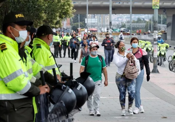 Comerciantes bloquean calles ante un nuevo confinamiento en Bogotá por tercera ola de covid-19. Foto: EFE