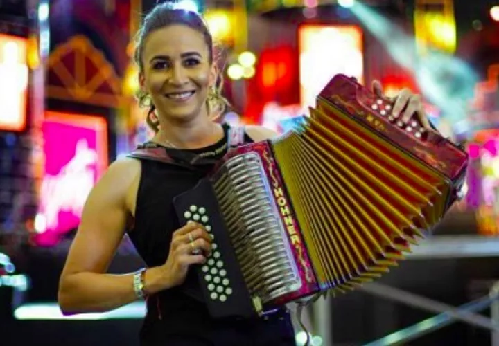 'Tequilla y Sal' es un dúo entre Dania María y Madeline Pineda, en conjunto con la agrupación 'Los Distinguidos'. Foto: Instagram