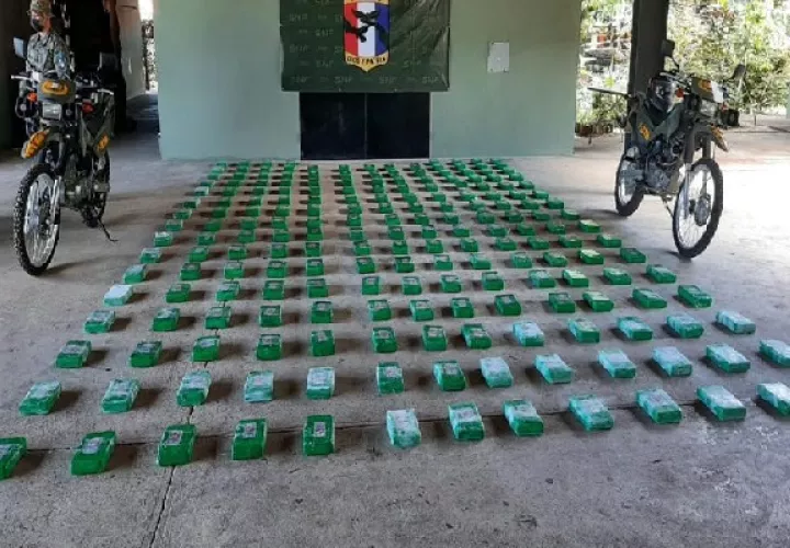Los 203 paquetes de presunta sustancia ilícita fue encontrada en el área de la popa de la embarcación. Foto: Cortesía Senafront 