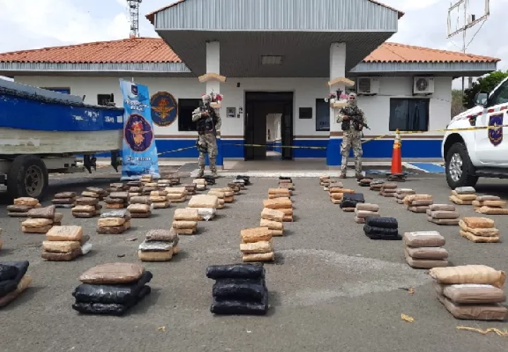 Las autoridades incautaron una lancha rápida y siete bultos con presunta droga. Foto: Cortesía Senan
