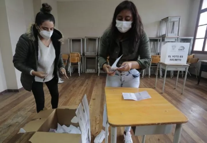 Jurados de votación realizan el conteo de votos tras las Elecciones Generales 2021 hoy, en el centro de votación Colegio Manuela Cañizarez, en Quito (Ecuador). Foto: EFE
