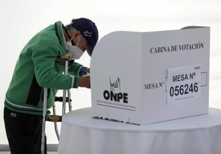 Un hombre vota hoy en un colegio electoral en Lima (Perú). Foto: EFE