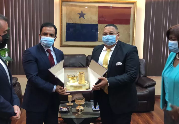 El embajador de Qatar en Panamá, Saad Mubarak Saad Al Jafali Al Nuaimi (izq.), se reunió con el alcalde Alex Lee. 