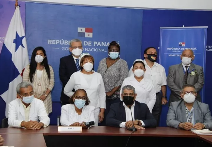 Autoridades tratan de llegar a un acuerdo con las dirigentes. Foto: Cortesía Minsa