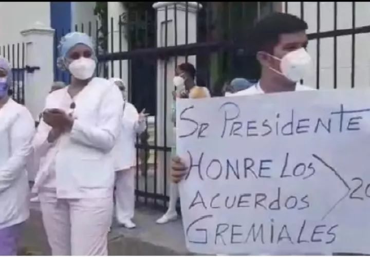 El lunes y martes, los enfermeras realizaron piquetes afuera de las instalaciones de salud. Foto: Víctor Arosemena