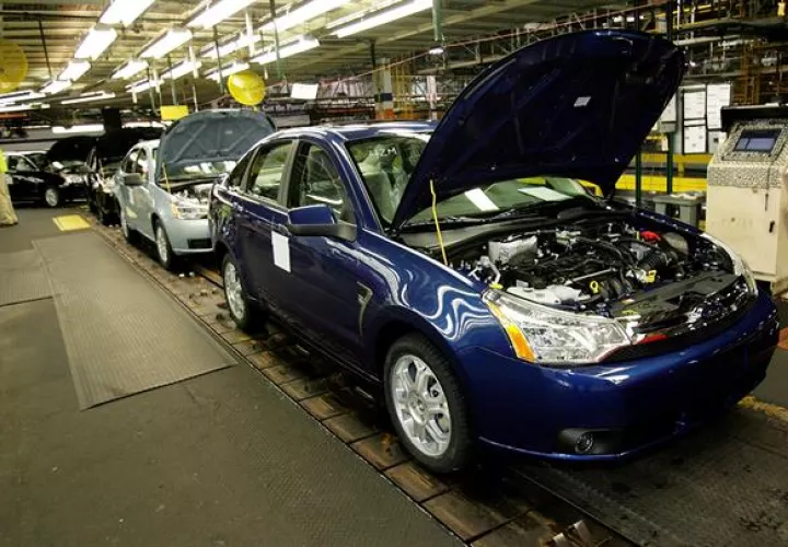 Imagen de la cadena de montaje del nuevo Ford Focus, en la planta de Wayne, en Míchigan, EE.UU.  Foto: EFE
