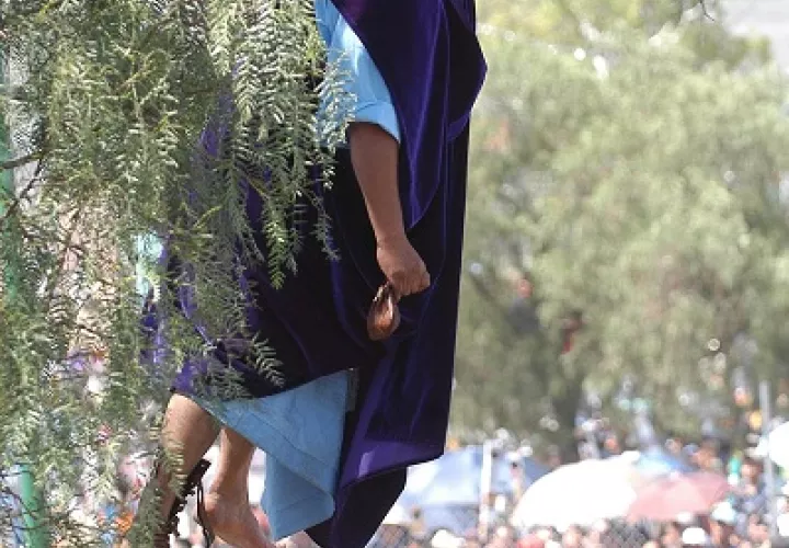 Alfonso Reyes personifica a Judas y permanece colgado de un árbol en el pueblo de Iztapalapa de Ciudad de México.