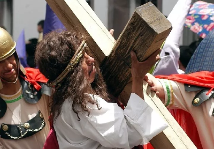 Un penitente ecuatoriano, representando a Cristo carga una pesada cruz, origen de todas las expresiones sobre llevar una cruz en la vida
