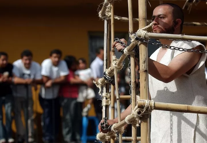 El mexicano Jesús Blancas (dcha) personifica a Barrabás durante la procesión de la "162 Representación de la Pasión de Cristo Iztapalapa 2005"