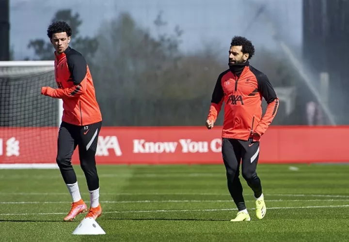 Mohamed Salah (derecha) y Curtis Jones (izquierda), jugadores del Liverpool preparándose para visitar al Real Madrid. Foto: Twitter