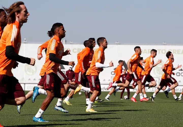 Jugadores del Real Madrid entrenando para enfrentar al Liverpool el próximo martes. Foto: Twitter