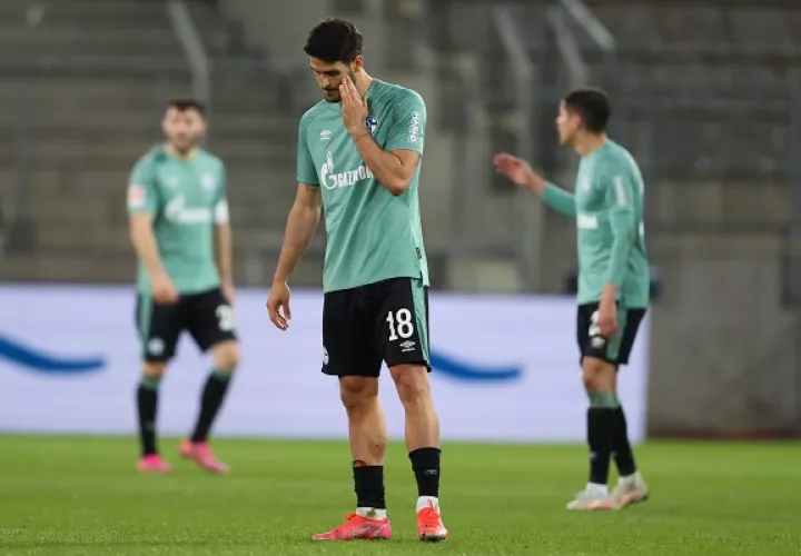 El Schalke 04 selló su descenso tras 30 años de estar en la primera categoría del fútbol alemán. Foto: Twitter