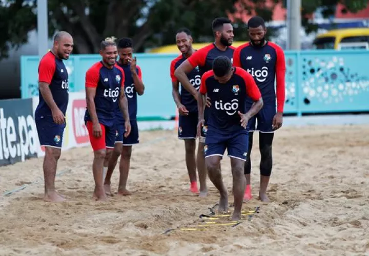 ugadores de la selección de fútbol playa de Panamá entrenan en la Ciudad Deportiva Irving Saladino