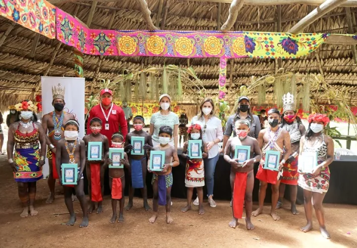Tabletas electrónicas fueron entregadas a 23 niños de la comunidad indígena Ella Purú Emberá. Foto cortesía