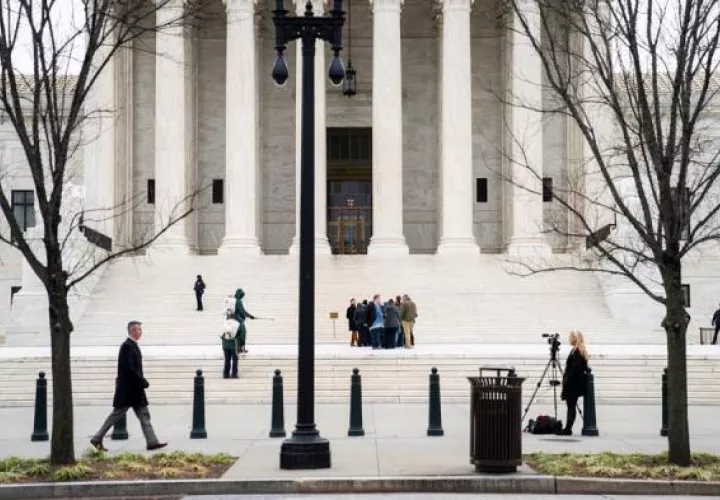 Visitantes se reúnen a la salida de la Corte Suprema en Washington, Estados Unidos.