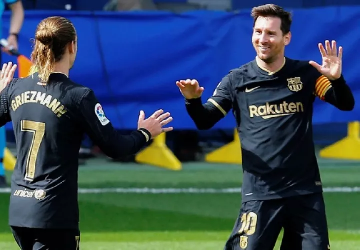 El francés  Antoine Griezmann y el delantero Leo Messi, celebran el primer gol ante Villarreal. Foto:EFE 