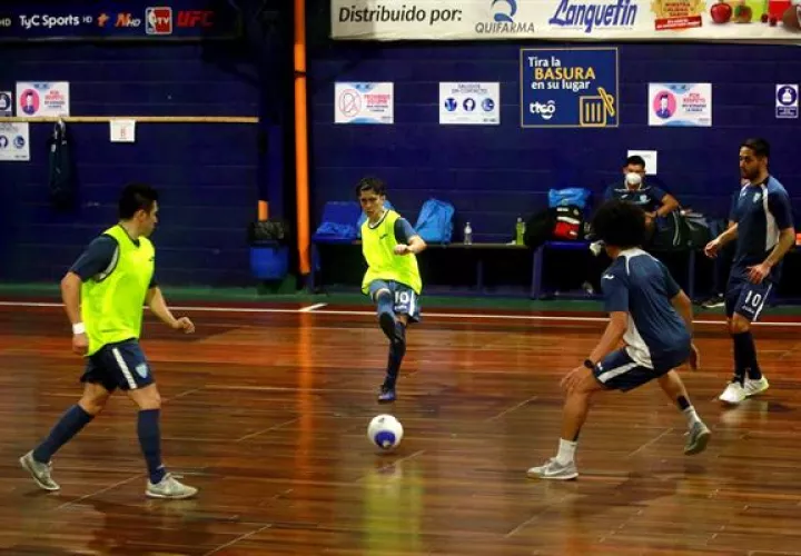 Jugadores de la selección de fútbol sala de Guatemala disputan el balón durante un entrenamiento el 28 abril 2021 en Ciudad de Guatemala. Foto: EFE