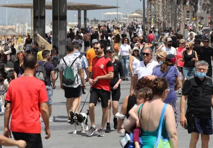  La gente pasea sin mascarilla por el paseo marítimo de Tel Aviv, Israel. EFE