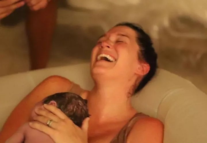 Jade Roper Tolbert al momento del parto en agua.  Instagram
