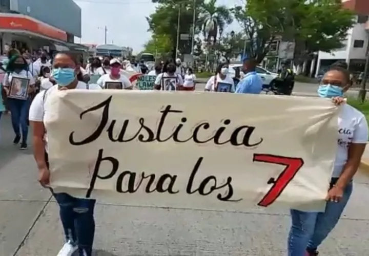 Los familiares exigen justicia para los siete jóvenes asesinados en el búnker de Espinar. Foto: Diómedes Sánchez 