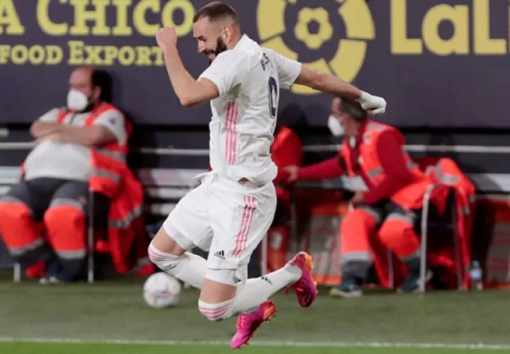 Karin Benzema festeja el tercer gol de Real Madrid ante Cádiz.. Foto: EFE