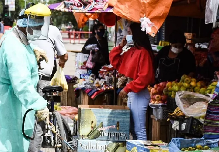 El presidente recordó que el BID lanzó una iniciativa de $1,000 millones para ayudar a los países a comprar y distribuir vacunas.  EFE