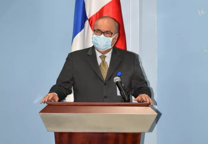Enrique Lau Cortés pidió no bajar la guardia ante el coronavirus.
